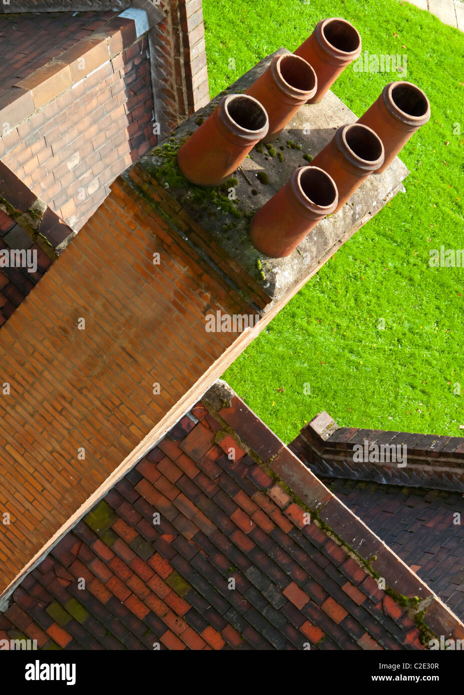 Vista guardando verso il basso di un tradizionale camino con sei comignoli visibile sulla parte superiore Foto Stock