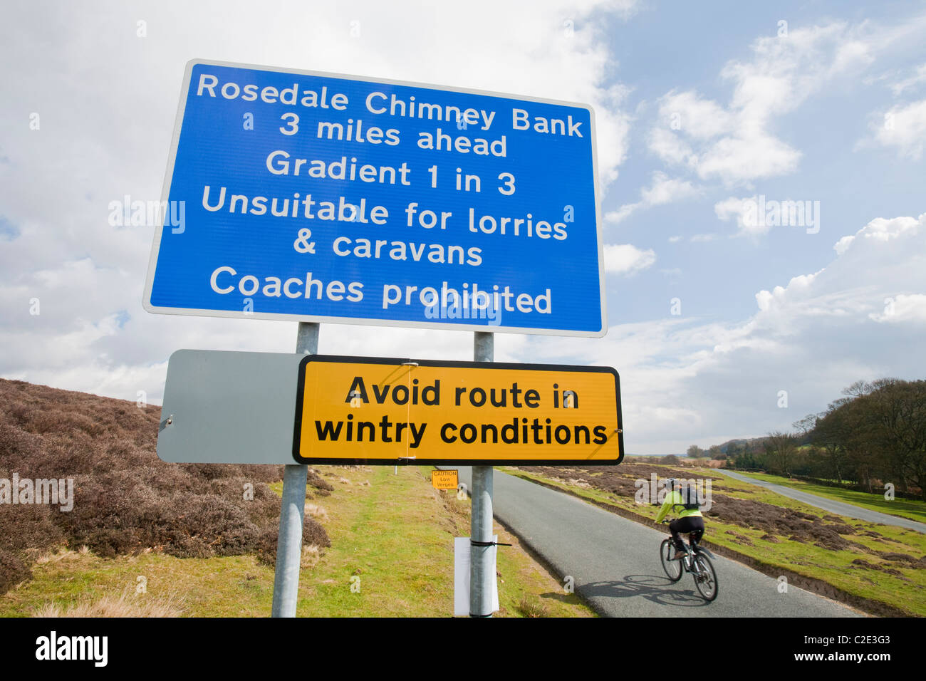 Un segnale di avvertimento sulla strada sopra da Hutton-le-Foro per Rosedale. Foto Stock