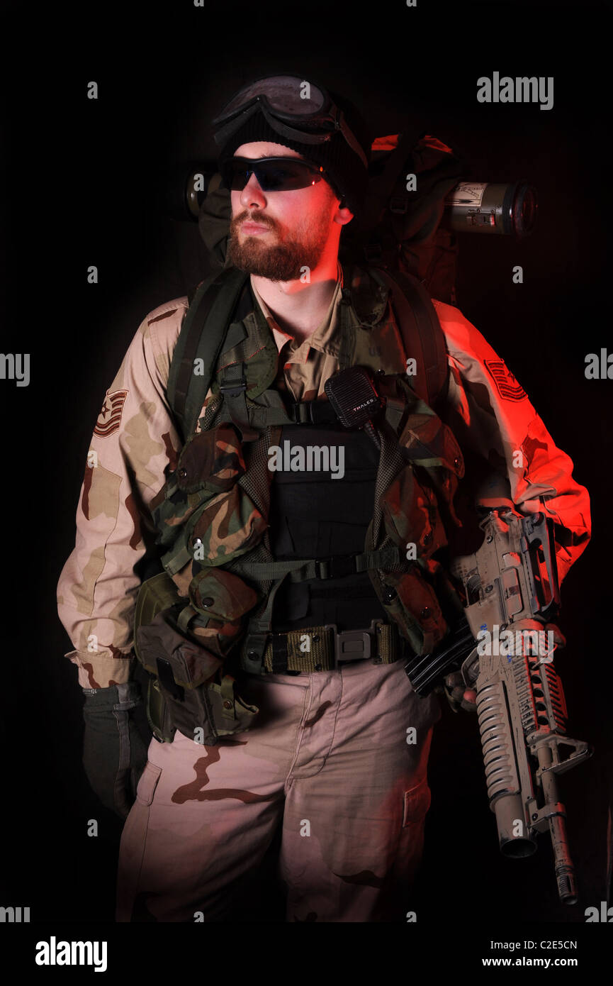 Un moody colpo di un US Special Forces soldier di notte illuminata da proiettori bianco rosso e la spia di avvertimento. L'Afghanistan. L'Iraq. Foto Stock
