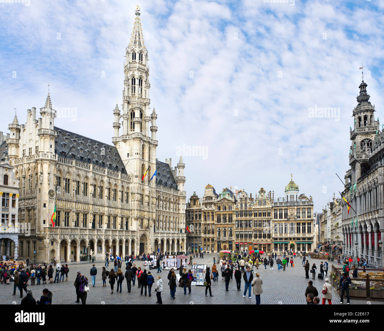 La Grand Place (Piazza Principale) con l'Hotel de Ville (municipio) a sinistra, Bruxelles, Belgio Foto Stock