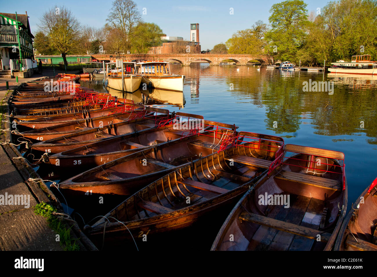 Barche a remi sul fiume Avon ,con lo Swan Theatre in background, Stratford upon Avon, INGHILTERRA Foto Stock