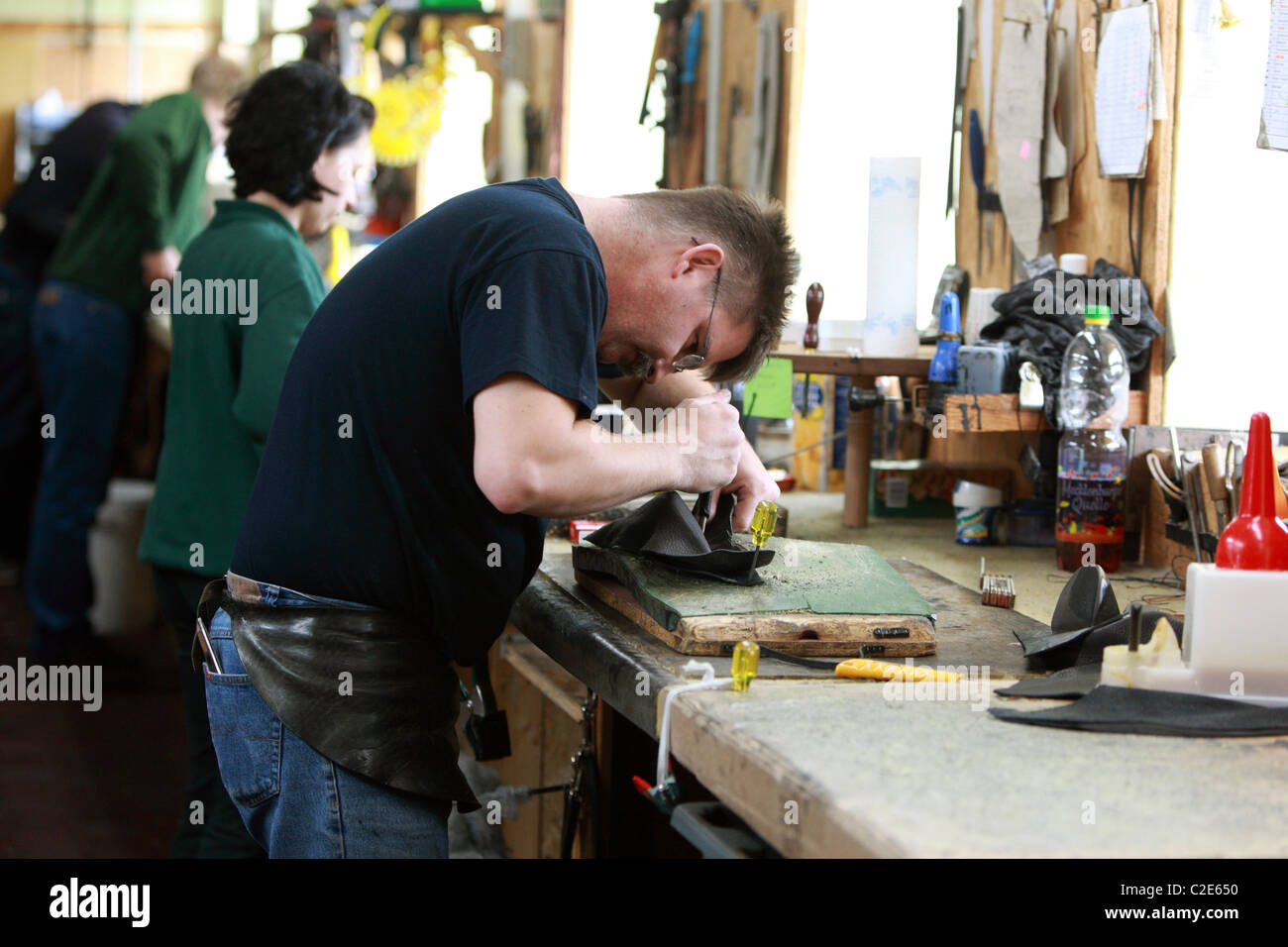 Artigianato, leatherworking in una selleria, Haage, Germania Foto Stock