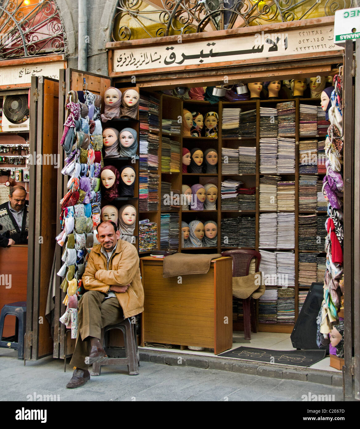 A Damasco in Siria Bazaar Souq vestiti panno vestito seta panneggio Foto Stock