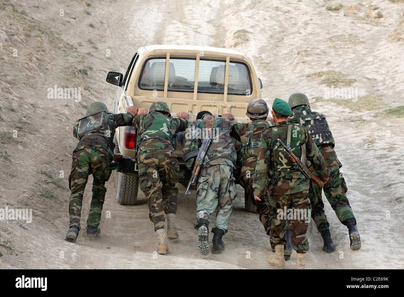 Soldati afgani di pattuglia, Feyzabad, Afghanistan Foto Stock