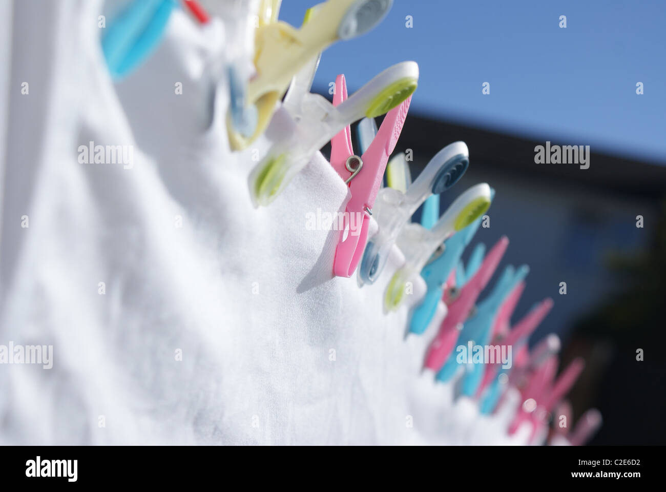 Parete sulla linea con spine colorate Foto Stock