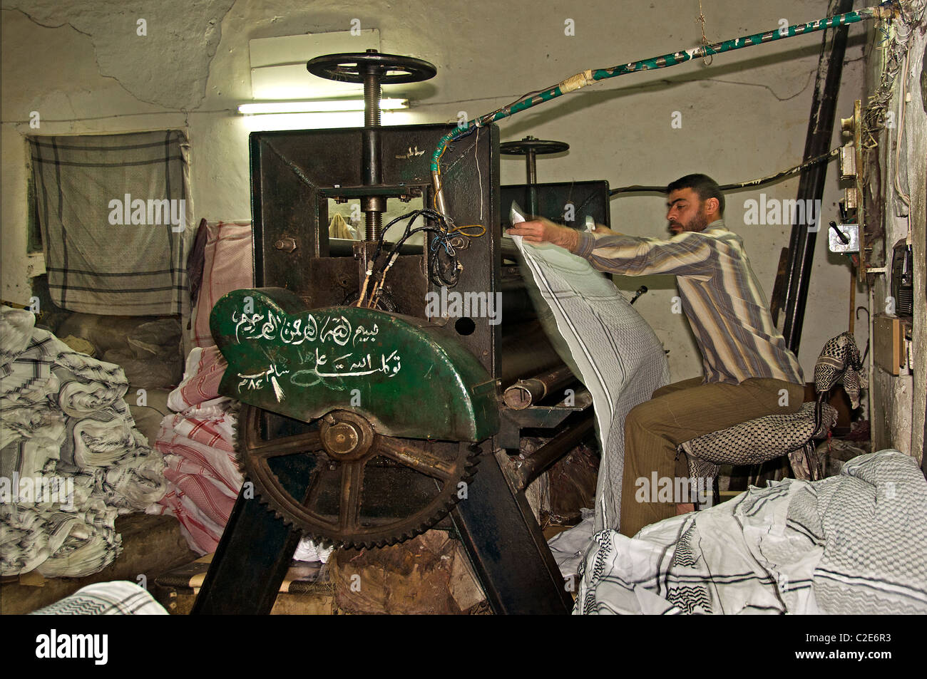 A Damasco in Siria Bazaar Souk Souq market shop Servizio lavanderia Lavaggio a secco Servizio premere sh Foto Stock