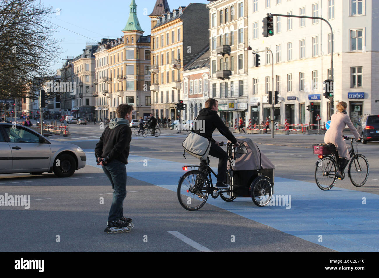 Bikers e rullo di skater in Østerbro Distretto in Copenhagen. Foto Stock