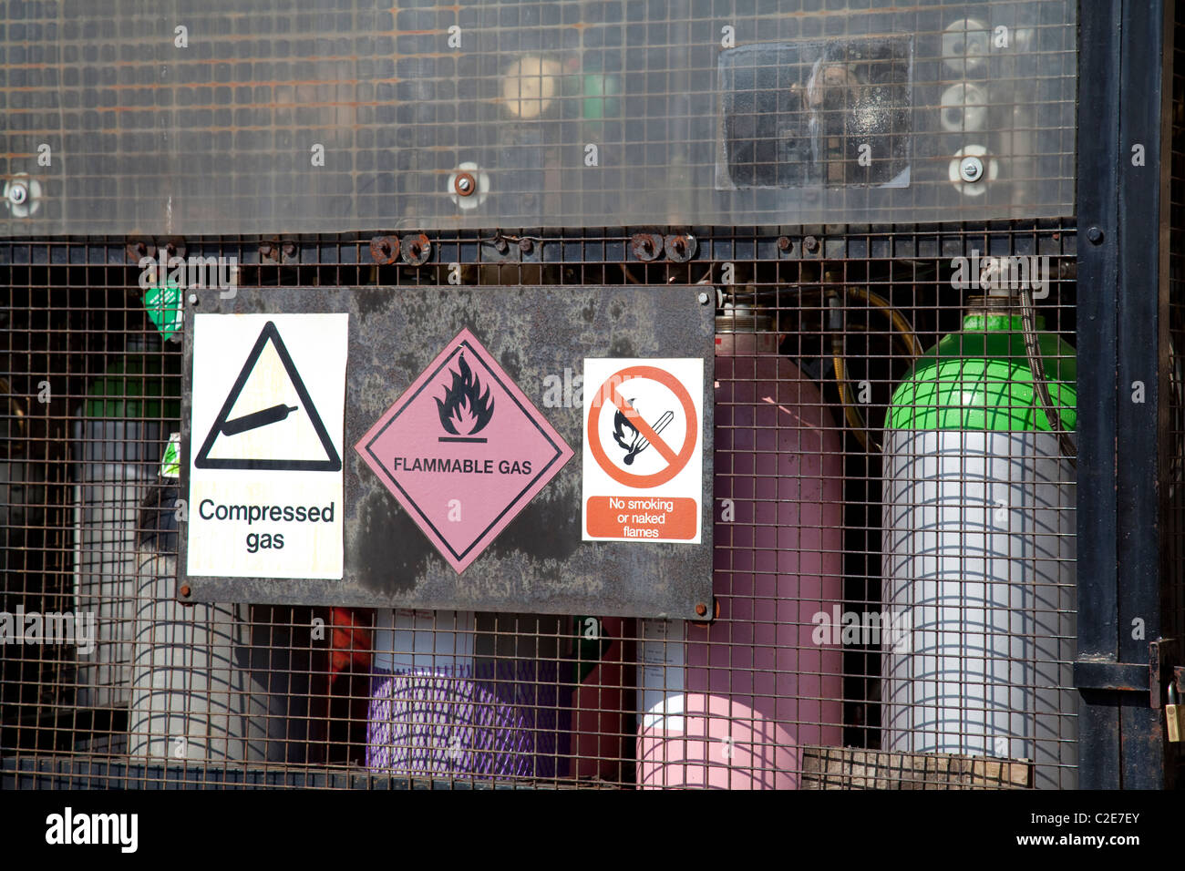 Bombola di gas compresso cilindri in un contenitore in Inghilterra, Regno Unito Foto Stock