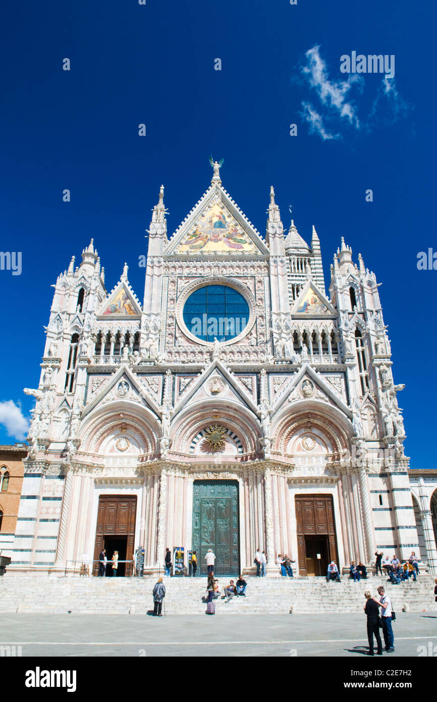 La facciata del Duomo di Siena, Duomo di Siena in Toscana, Italia, su una luminosa giornata di sole. Foto Stock