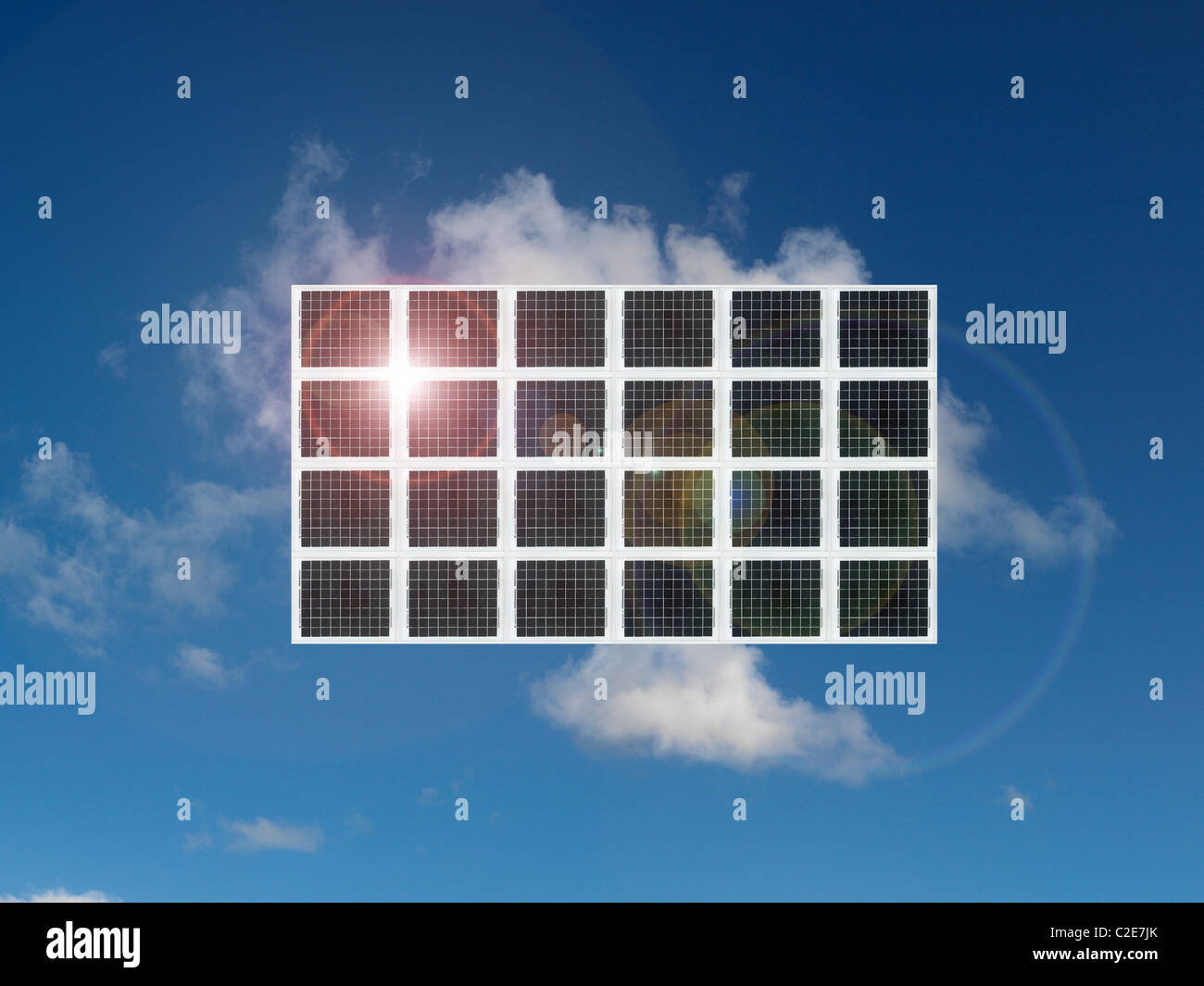 Un pannello solare isolata contro un cielo blu Foto Stock