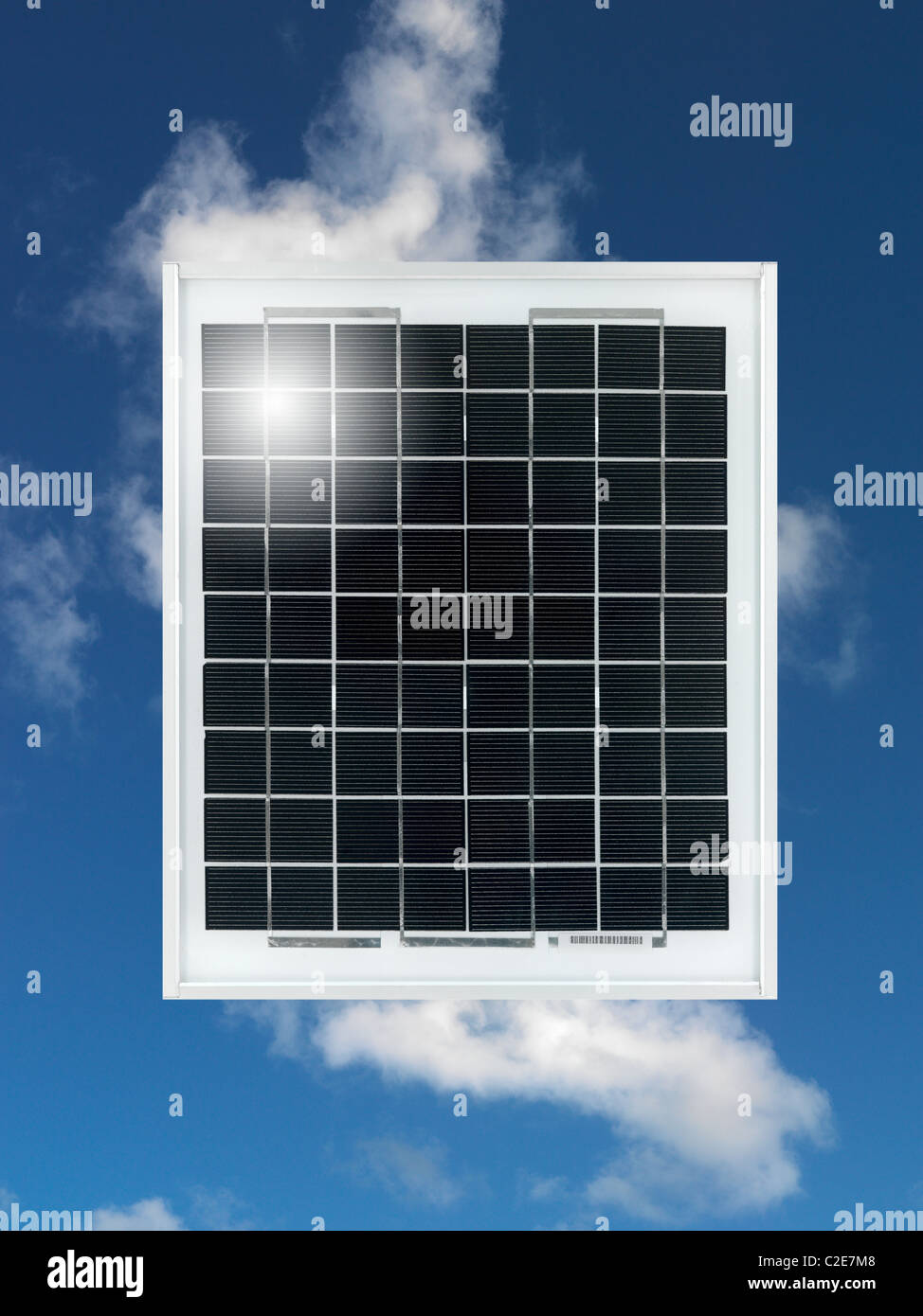 Un pannello solare isolata contro uno sfondo bianco Foto Stock