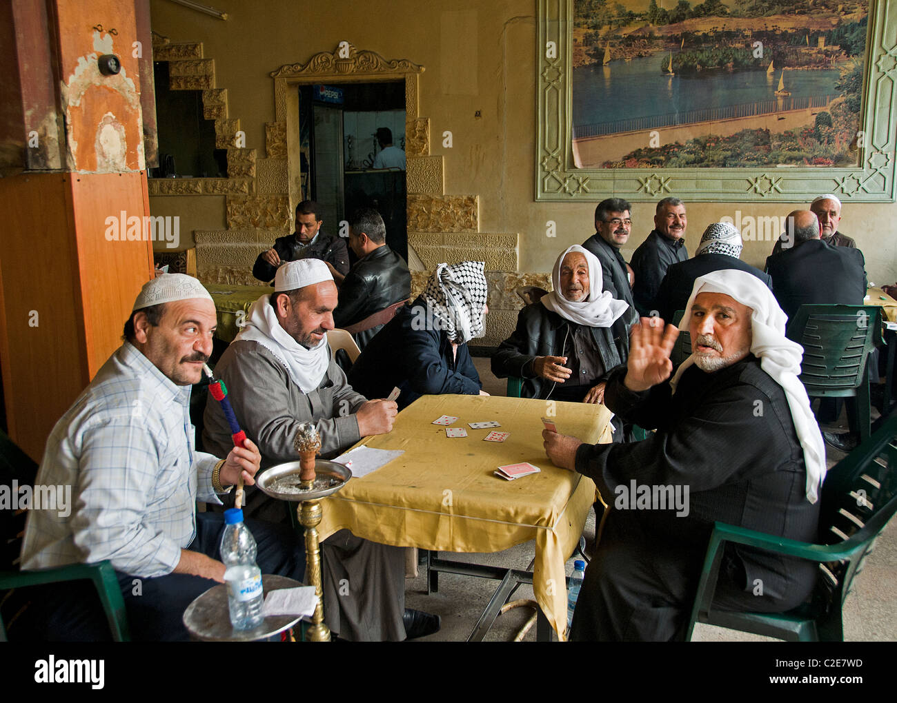 A Damasco in Siria il tè del caffè house card game vecchi Foto Stock