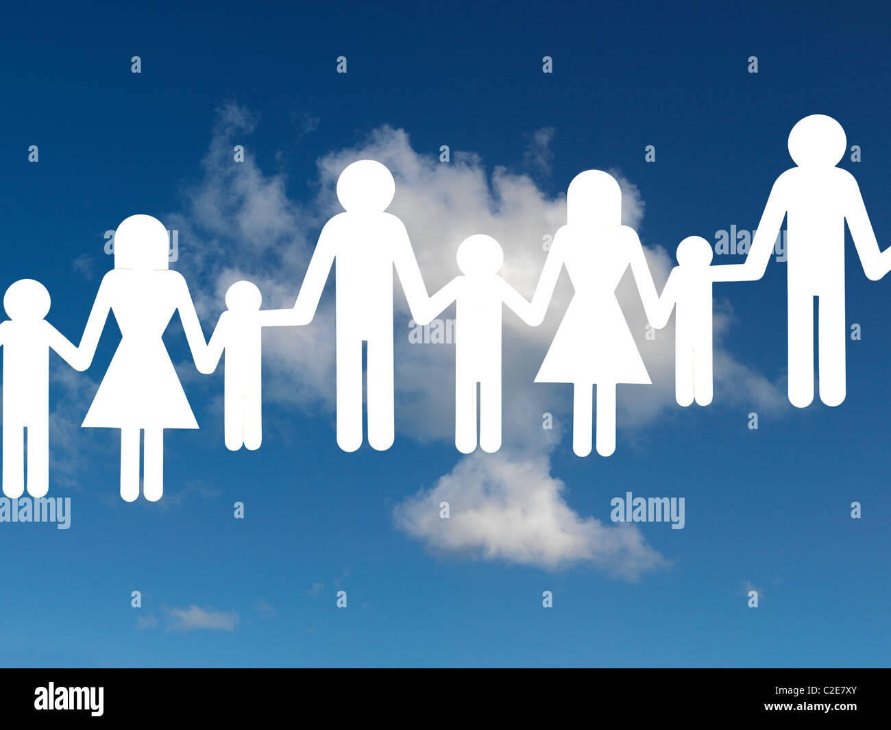 Una famiglia sagoma ritagliata isolata contro un cielo blu Foto Stock