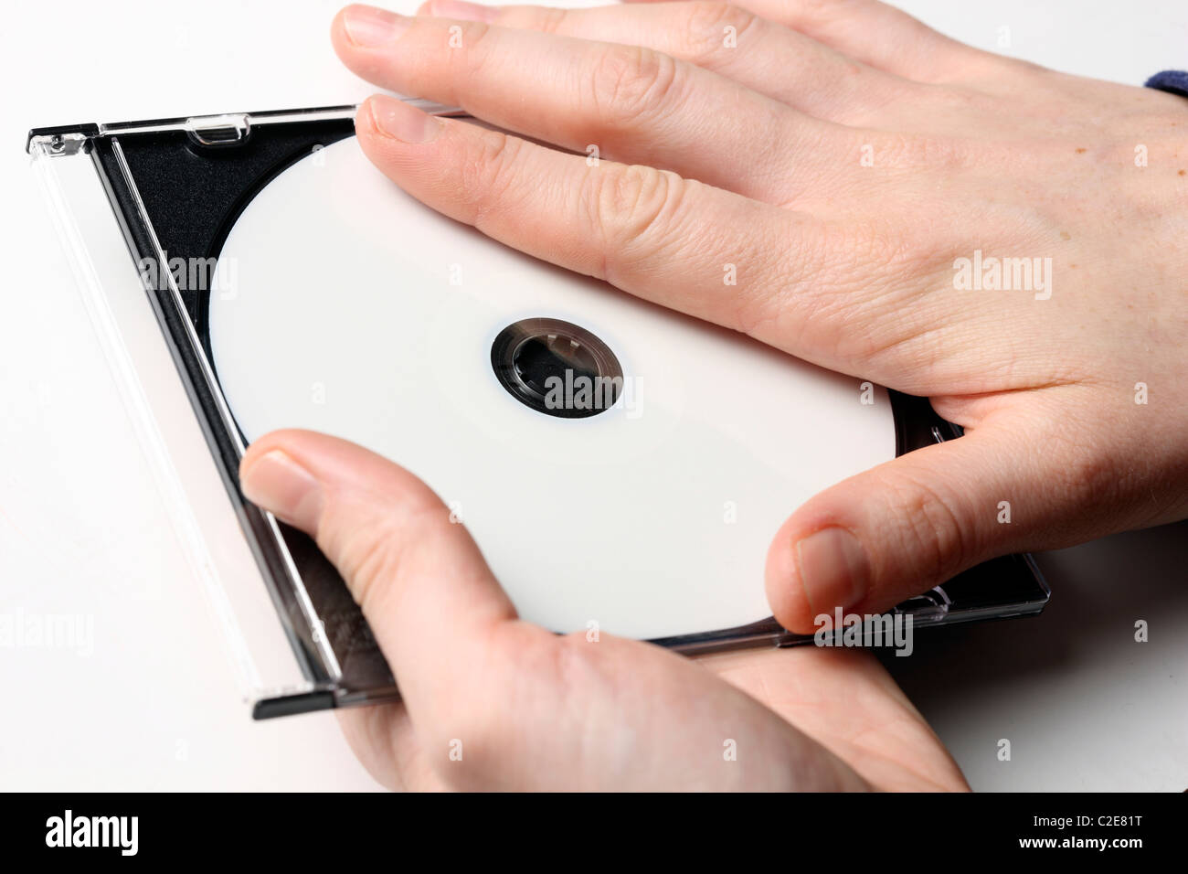 Mano ferma un CD digitale, DVD e il coperchio. I dati digitali di storage. Foto Stock