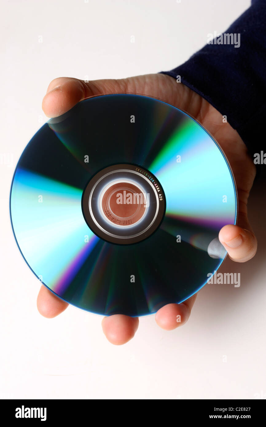 Mano ferma un CD digitale, DVD e il coperchio. I dati digitali di storage. Foto Stock