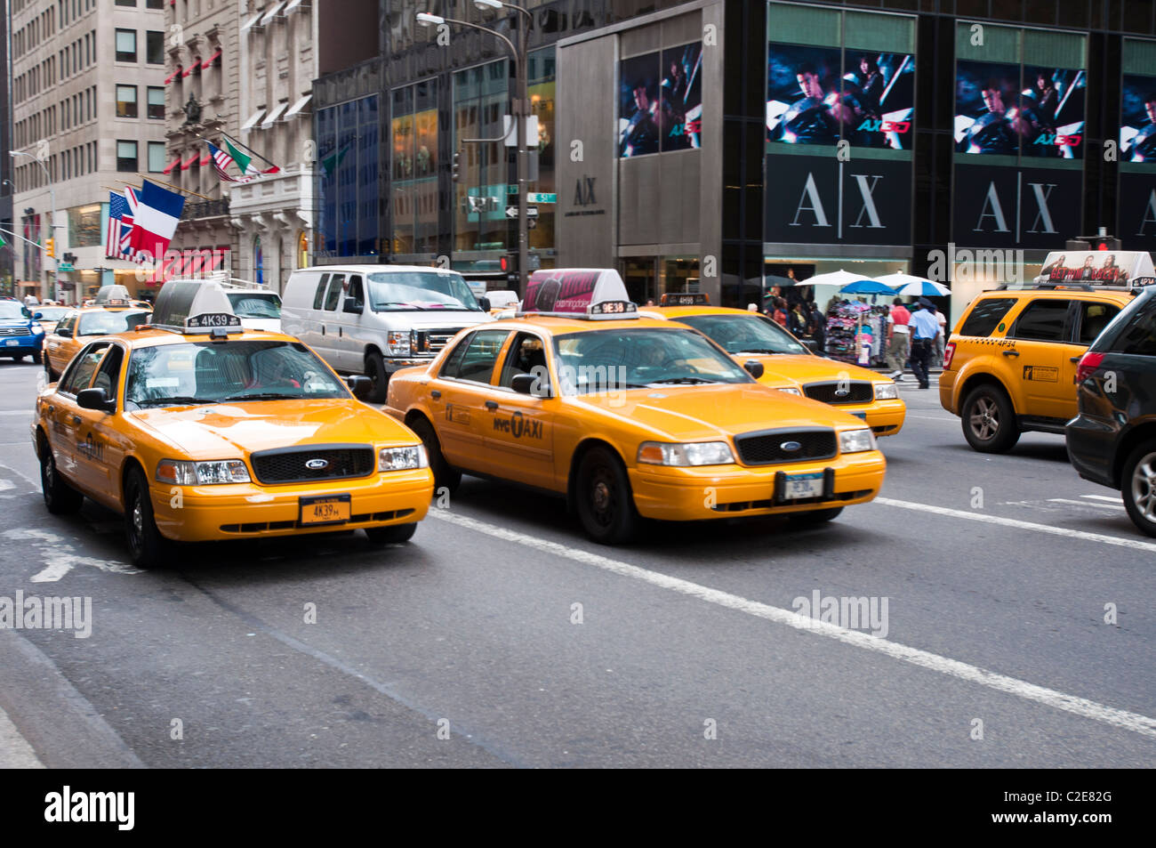Giallo taxi sulla 42nd street, Manhattan, New York City, Stati Uniti d'America Foto Stock