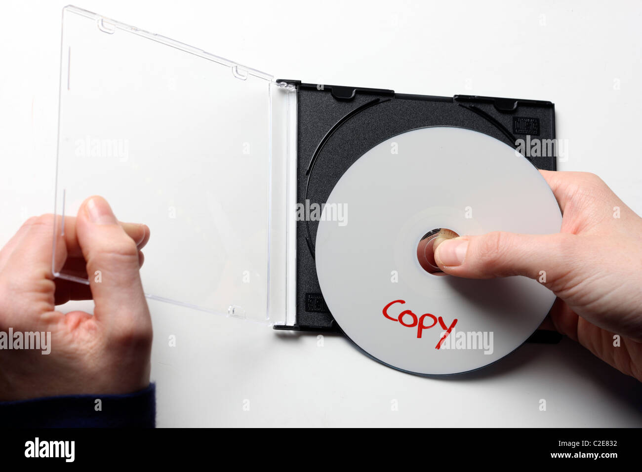Mano ferma un CD digitale, DVD e il coperchio. I dati digitali di storage. Foto Stock
