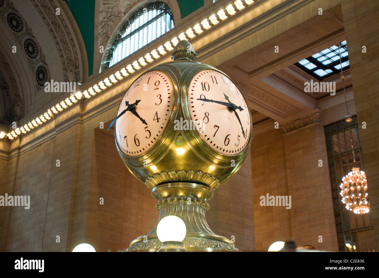 Quattro-di fronte orologio sulla parte superiore delle informazioni stand al Grand Central Terminal, NYC Foto Stock