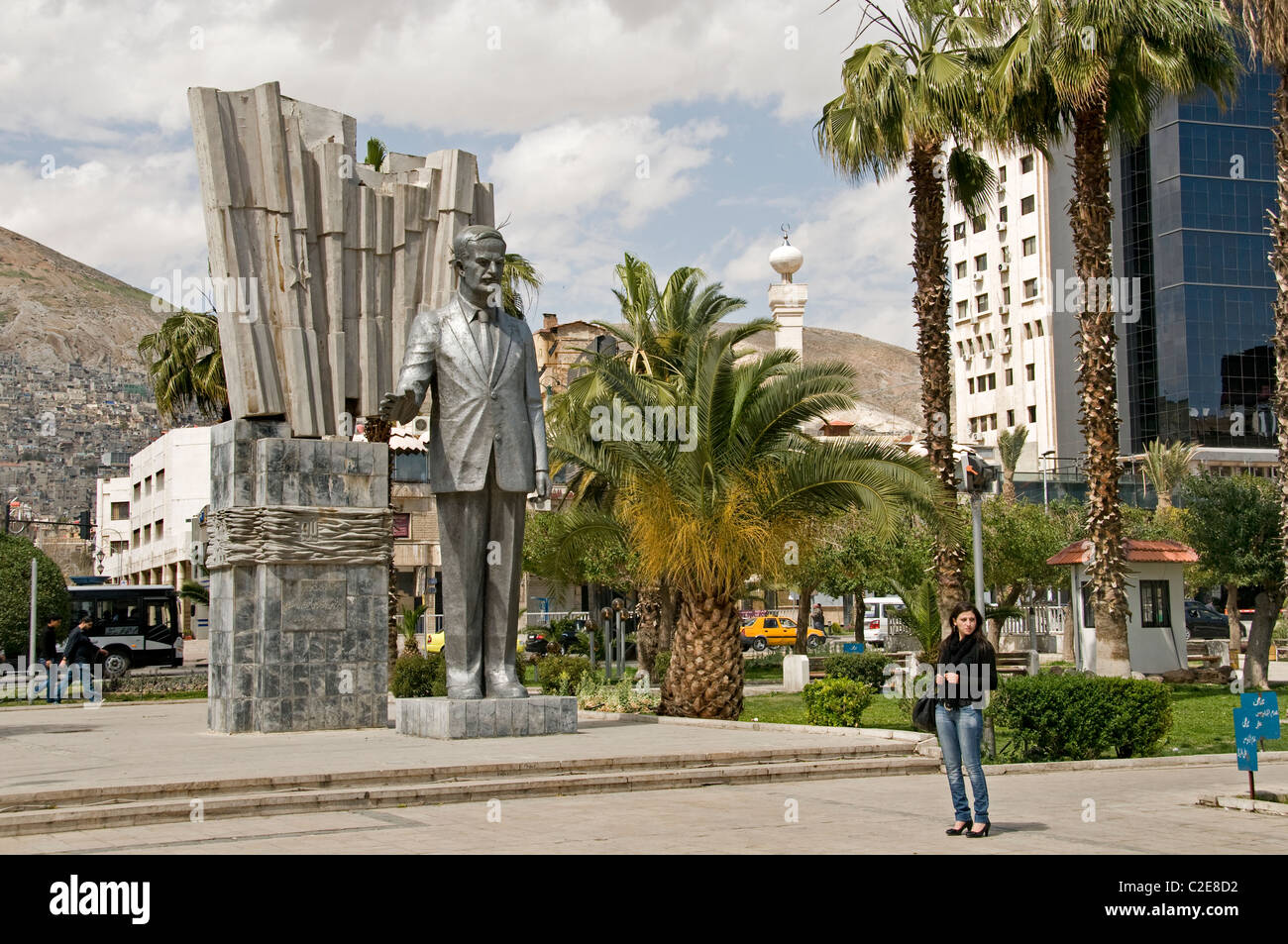 Una statua di ex presidente siriano Hafez al Assad Damasco centrale città moderna città Siria Syrian Foto Stock