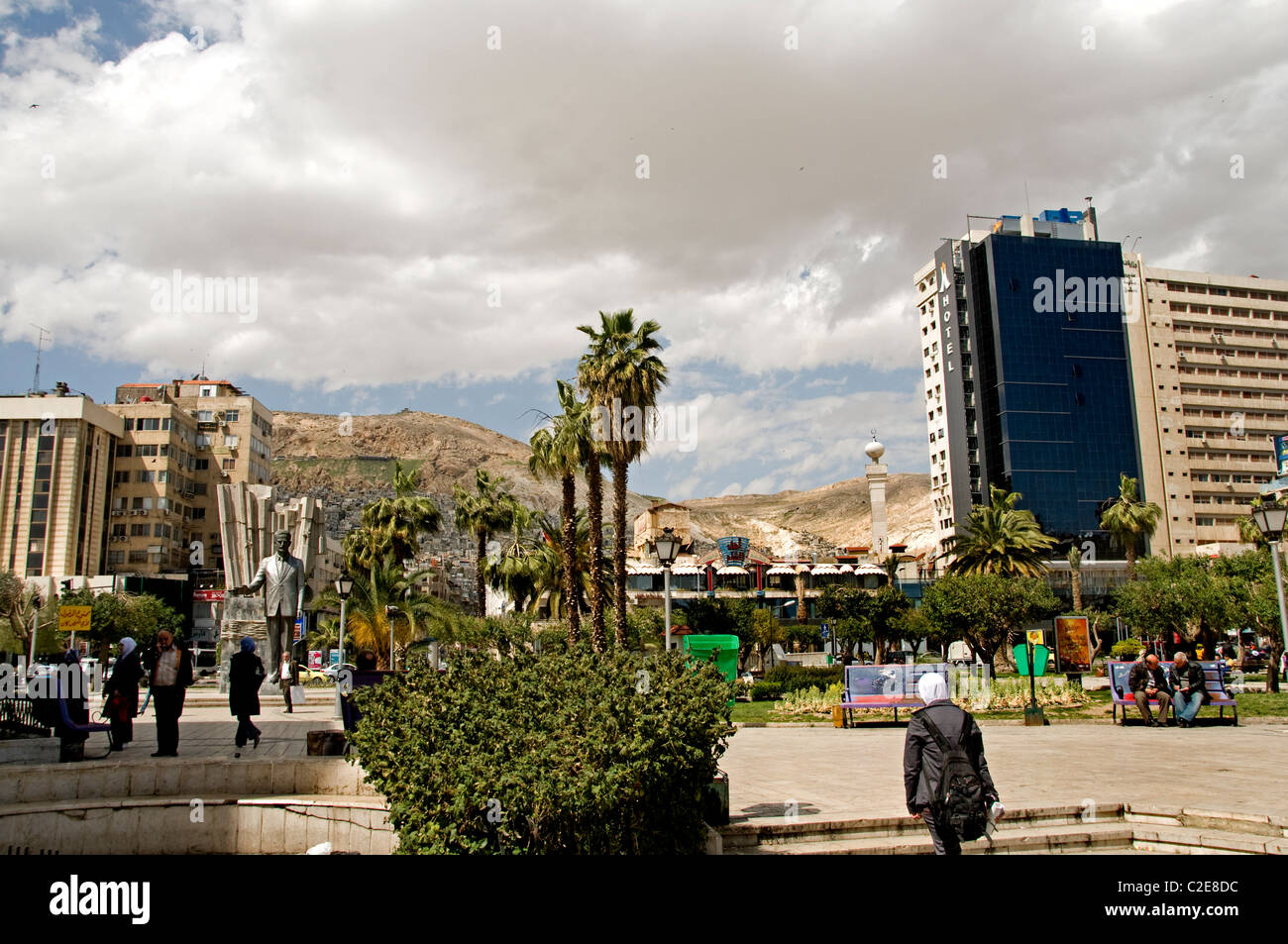 Una statua di ex presidente siriano Hafez al Assad Damasco centrale città moderna città Siria Syrian Foto Stock