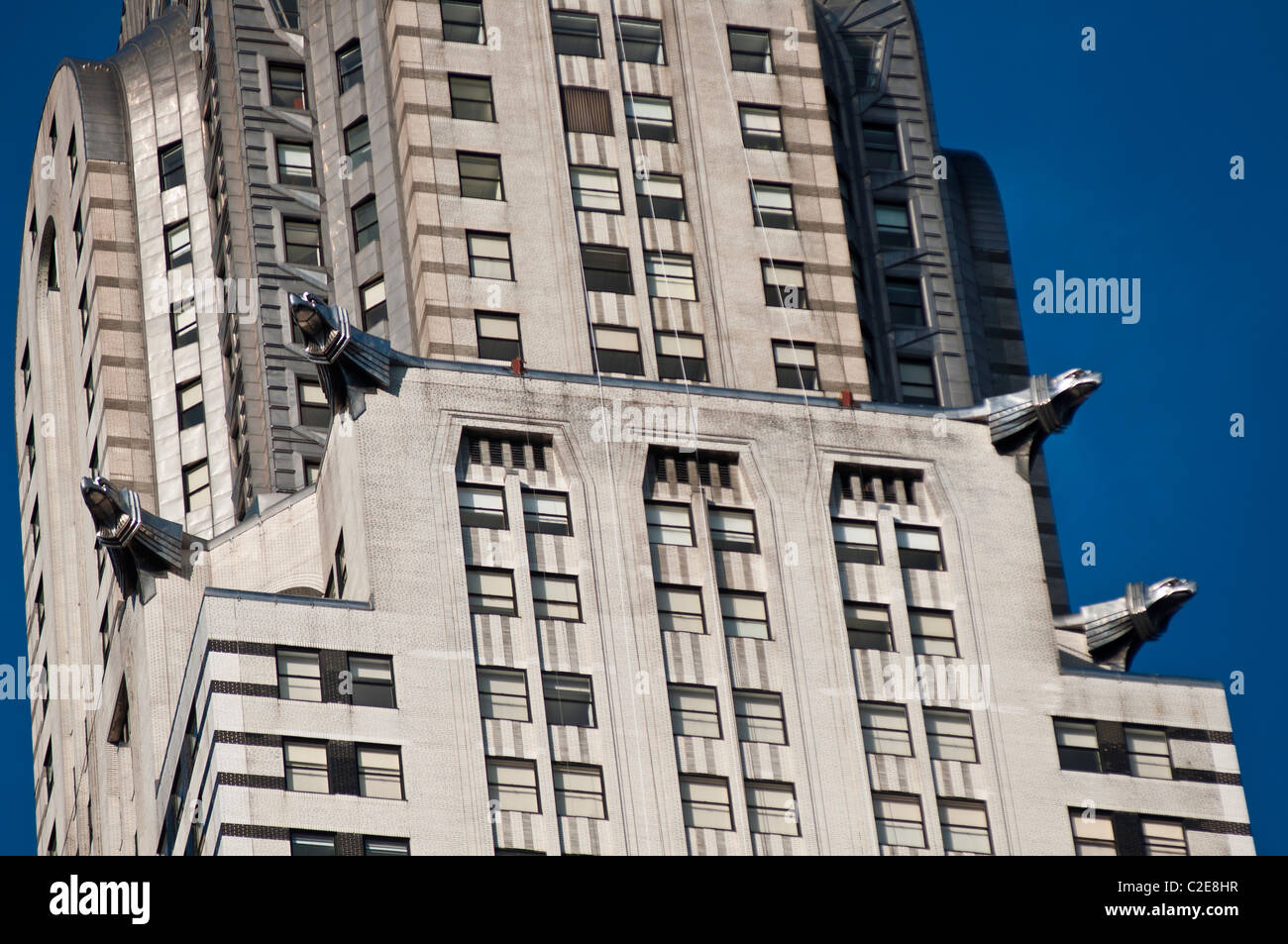 Chrysler building guglia in acciaio con mascheroni, cielo blu di sfondo, Manhattan, New York City, Stati Uniti d'America Foto Stock