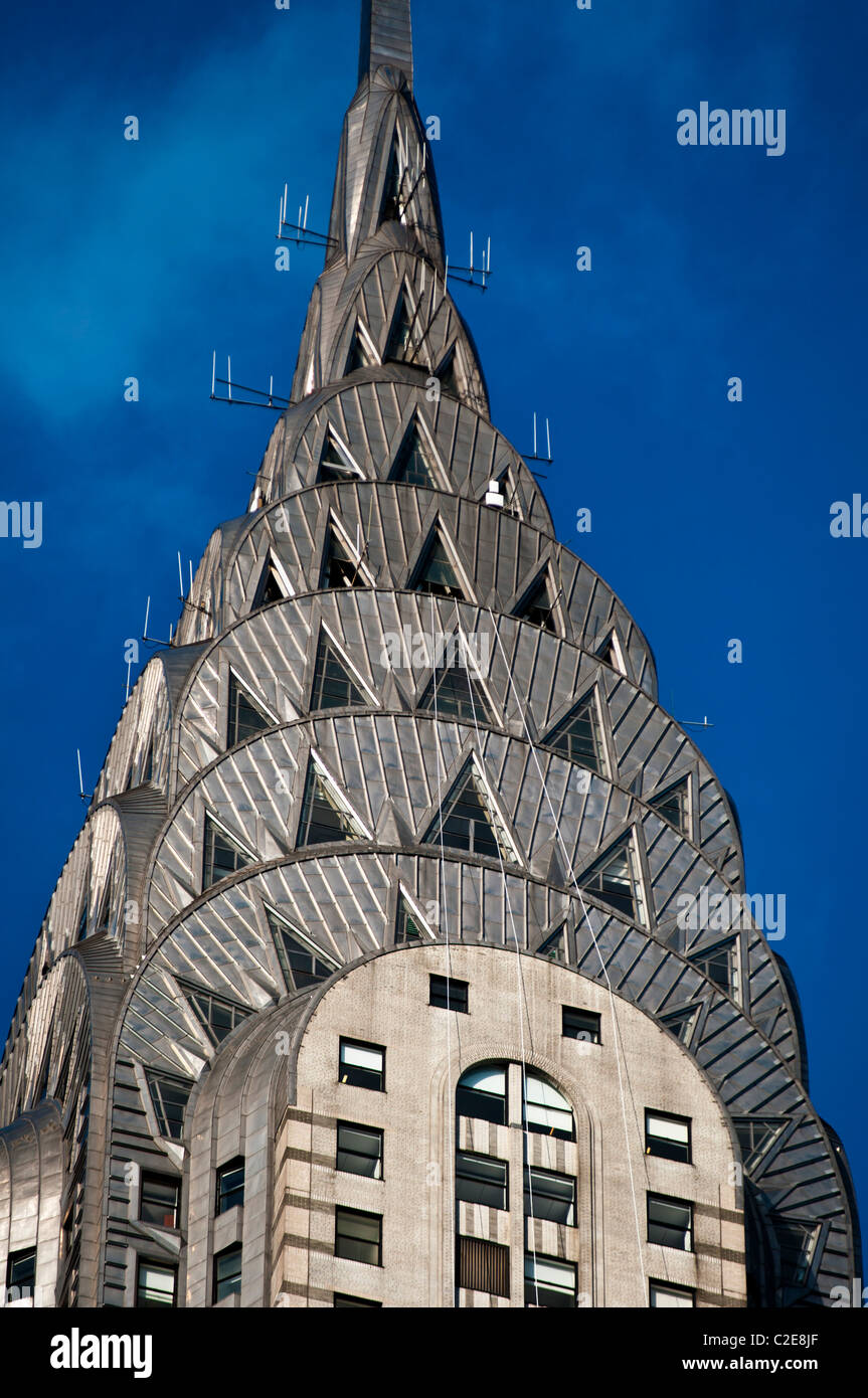 Chrysler building guglia in acciaio blu sullo sfondo del cielo, Manhattan, New York City, Stati Uniti d'America Foto Stock