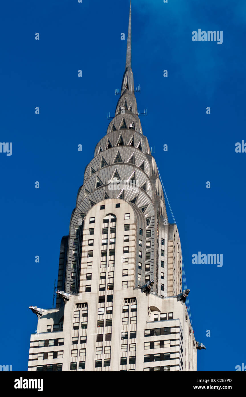 Chrysler building guglia in acciaio con mascheroni, cielo blu di sfondo, Manhattan, New York City, Stati Uniti d'America Foto Stock