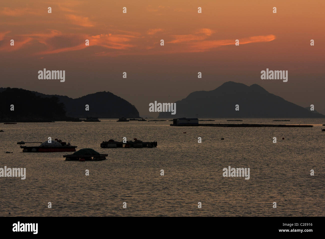 Mar Cinese orientale crepuscolo da Myeongsa Beach, Geojedo, Corea del Sud Foto Stock