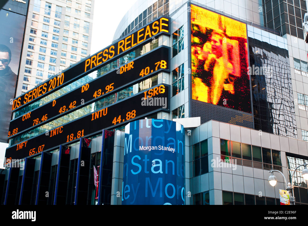 Morgan Stanley office a Times Square con live tabellone elettronico di  indici di borsa, Manhattan, New York City, Stati Uniti d'America Foto stock  - Alamy