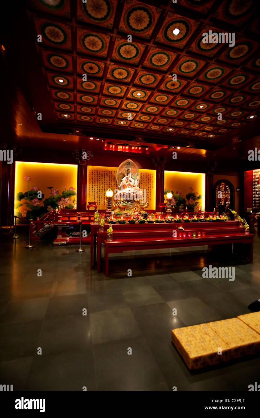 Un interno di un tempio buddista con condizioni di scarsa illuminazione Foto Stock