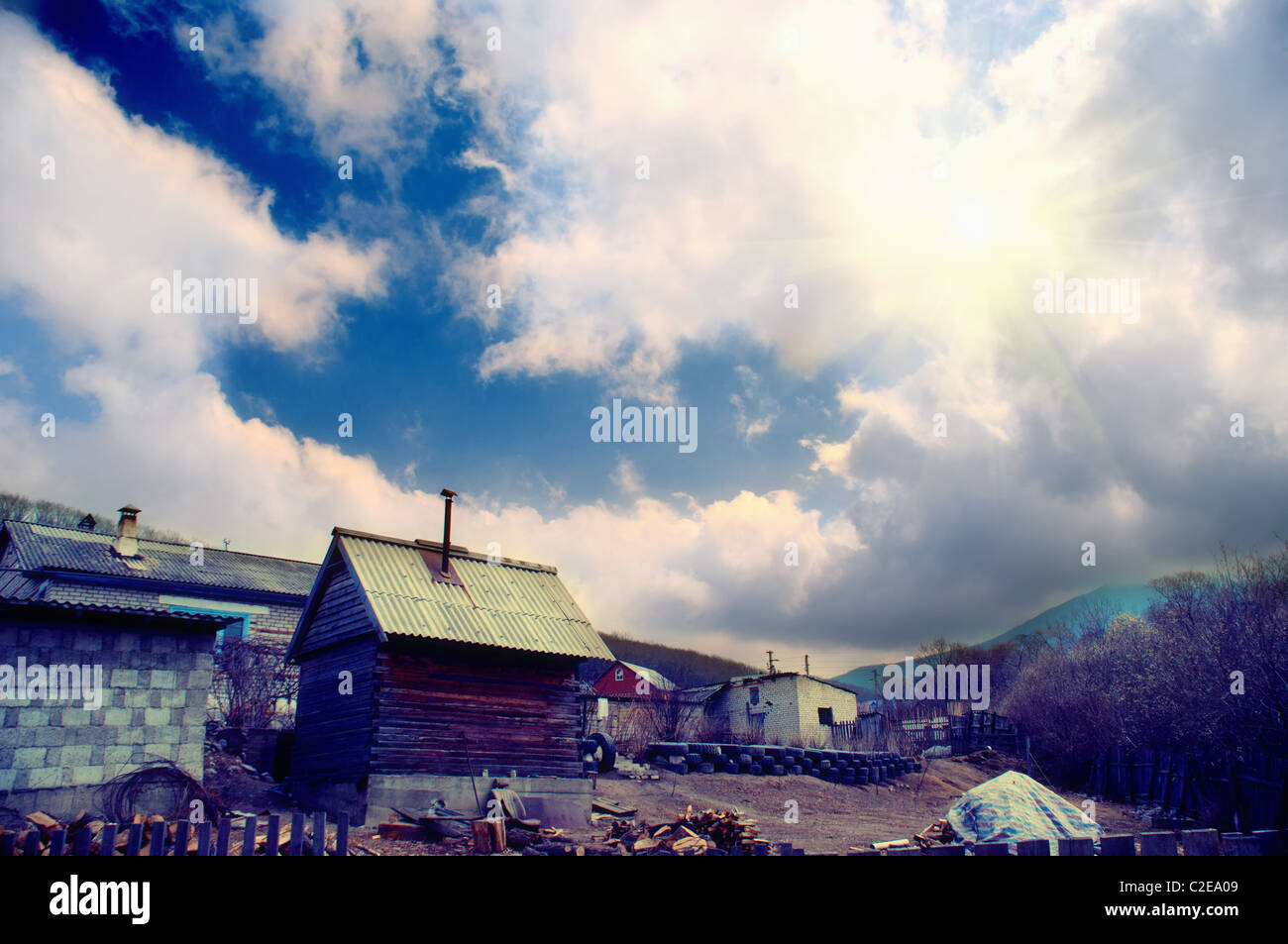 Unico distrutto casa in legno in campo con legno vecchio pozzo Foto Stock