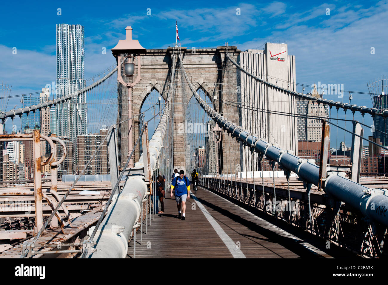 Pedoni e Ponte di Brooklyn, Manhattan torre laterale e web-come la disposizione dei cavi visto dalla strada pedonale, New York City Foto Stock