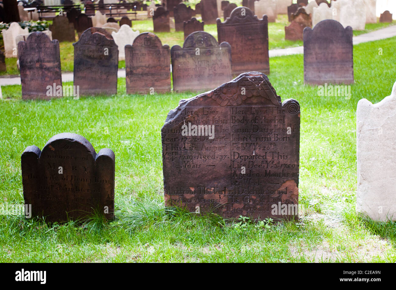 Rock lapidi nella Chiesa della Trinità cimitero, Broadway, Lower Manhattan, New York City, Stati Uniti d'America Foto Stock