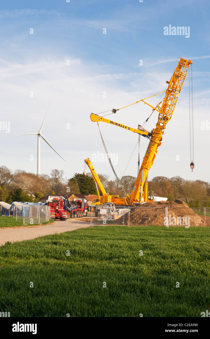 Un enorme gru usate per la costruzione di turbine eoliche con turbina dietro a Kessingland , Suffolk , Inghilterra , Inghilterra , Regno Unito Foto Stock