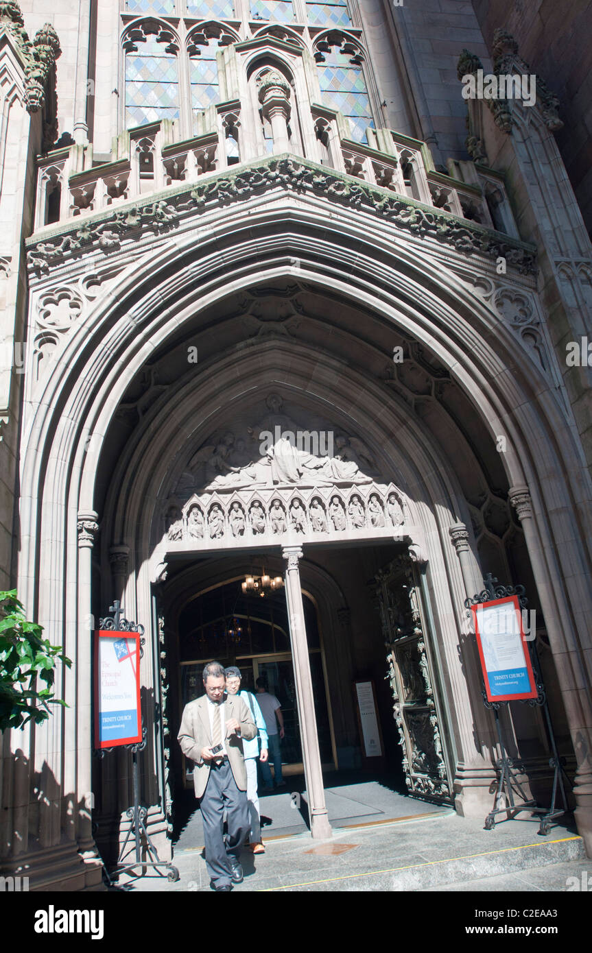 Revival gotico ingresso alla Chiesa della Trinità di Broadway, Wall Street, la parte inferiore di Manhattan, New York City, Stati Uniti d'America Foto Stock