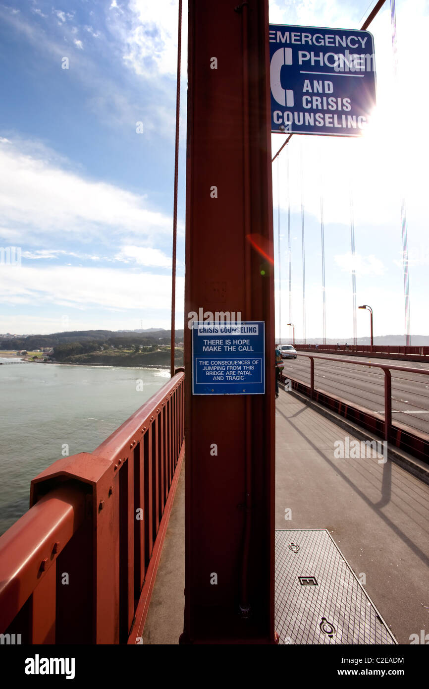 Un suicidio telefono di emergenza sulla san francisco bridge con il sole a significare la speranza Foto Stock