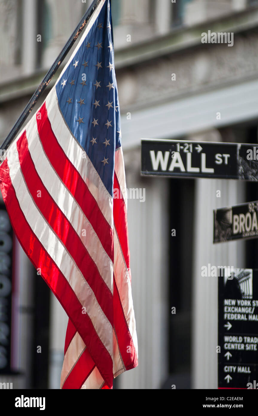 Bandiera americana e Wall Street road cantare, il quartiere finanziario, la parte inferiore di Manhattan, New York City, Stati Uniti d'America Foto Stock