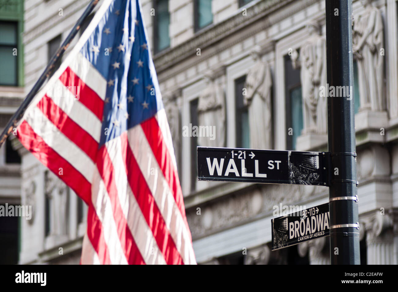 Bandiera americana e Wall Street road cantare, il quartiere finanziario, la parte inferiore di Manhattan, New York City, Stati Uniti d'America Foto Stock