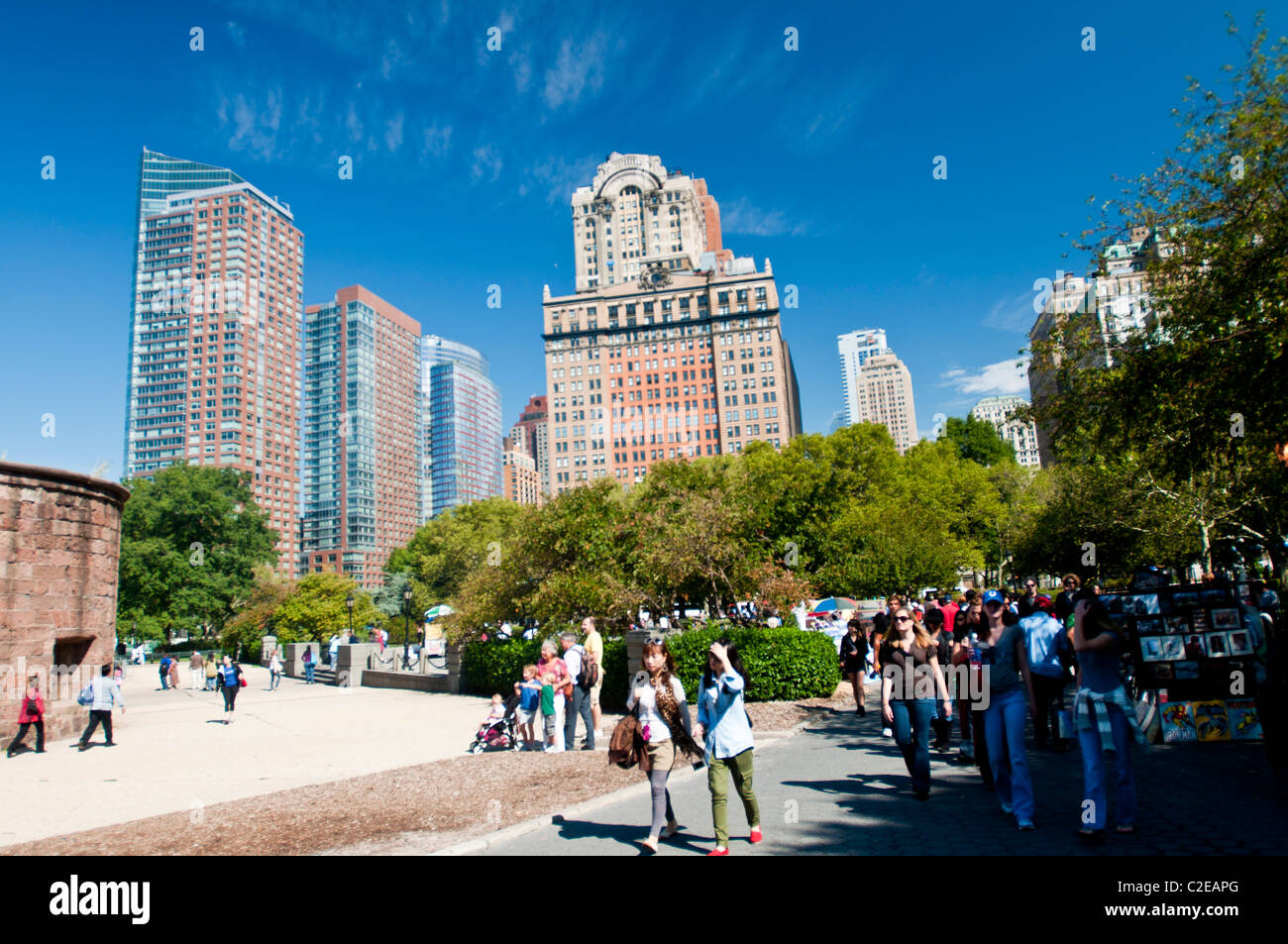 I visitatori in Battery Park con 17 posto della batteria e di altri edifici di appartamenti in background Foto Stock