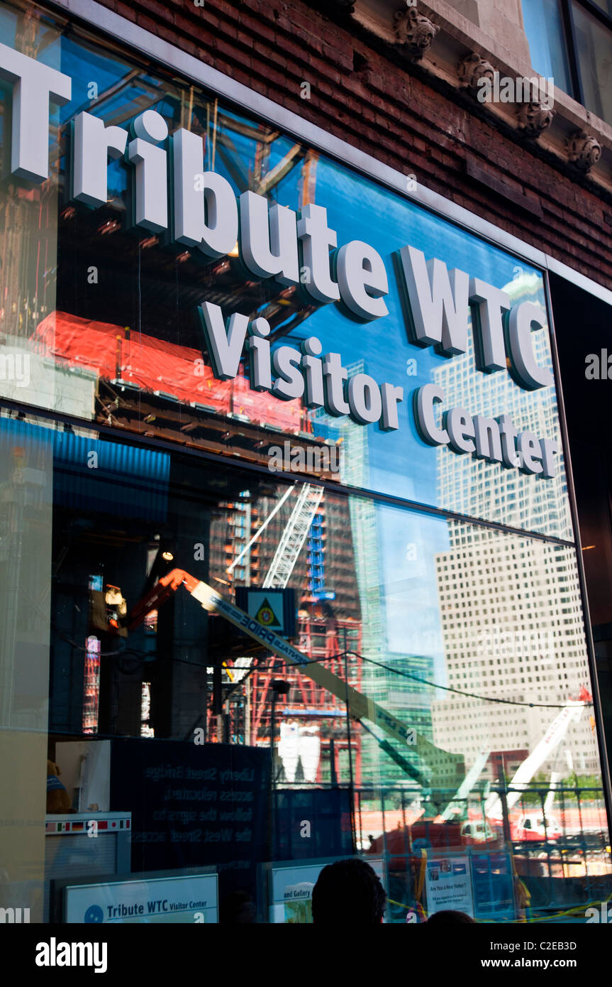 Il punto zero al suolo, Tribute WTC Centro Visitatori con mirroring in vetro sito in costruzione di gru, Manhattan, New York City, STATI UNITI D'AMERICA, Foto Stock