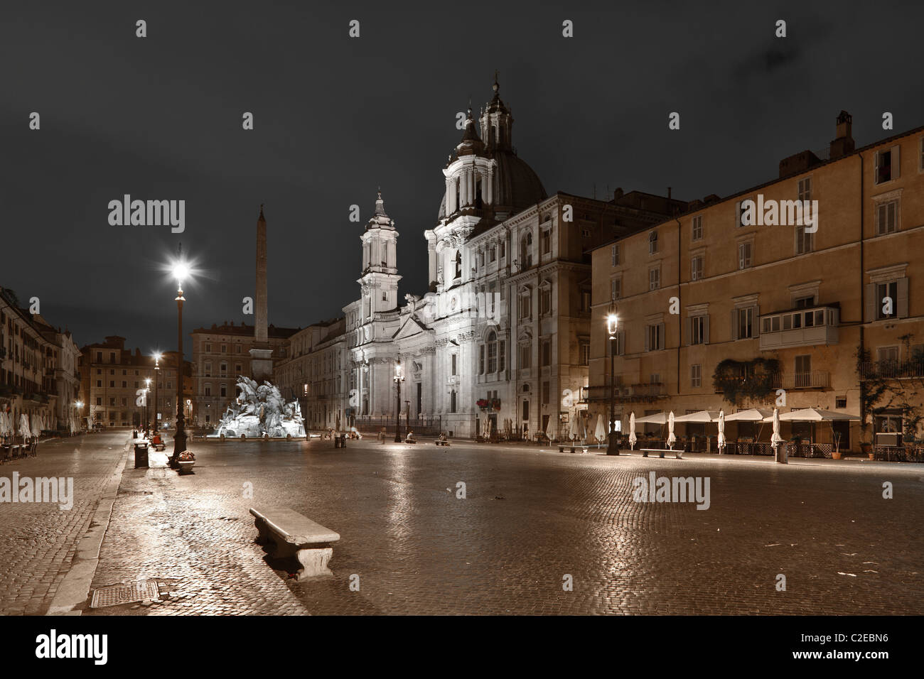 Piazza Navona vista notturna. Sant Agnese in Agone chiesa barocca e la Fontana dei Quattro Fiumi, Roma, Italia Foto Stock