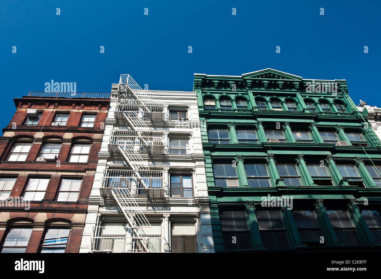 Rosso, bianco e verde di edifici di Broome Street vicino a angolo di Wooster Street, Soho, Manhattan, New York City, Stati Uniti d'America Foto Stock