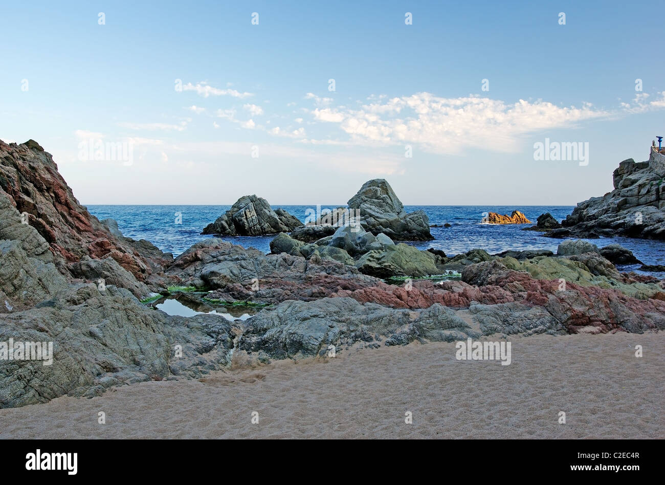 Rocce alla costa. Paesaggio mediterraneo. Foto Stock