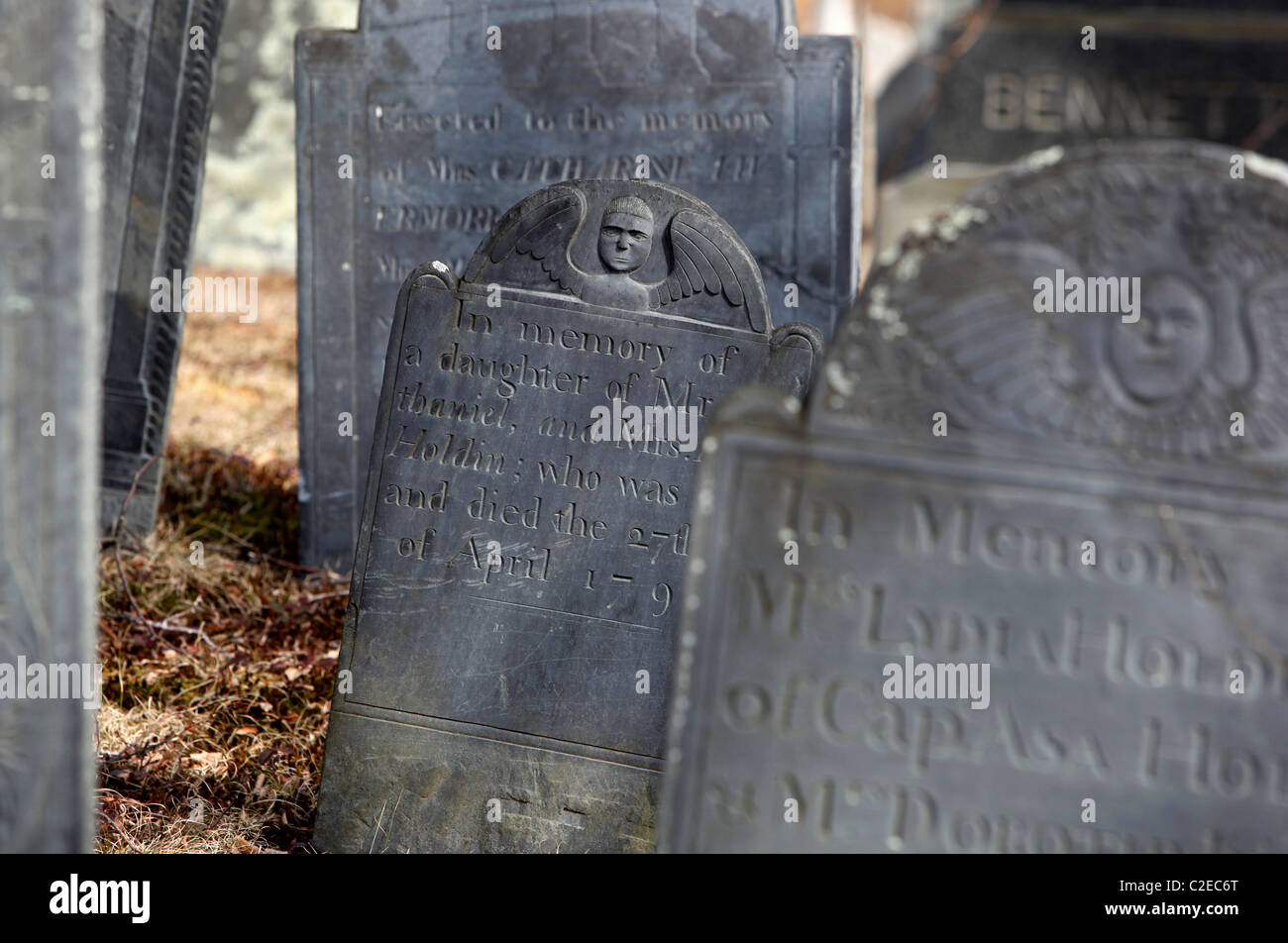 Tomba di pietre da tutto il tempo della Rivoluzione Americana in un cimitero di Shirley, Massachusetts Foto Stock