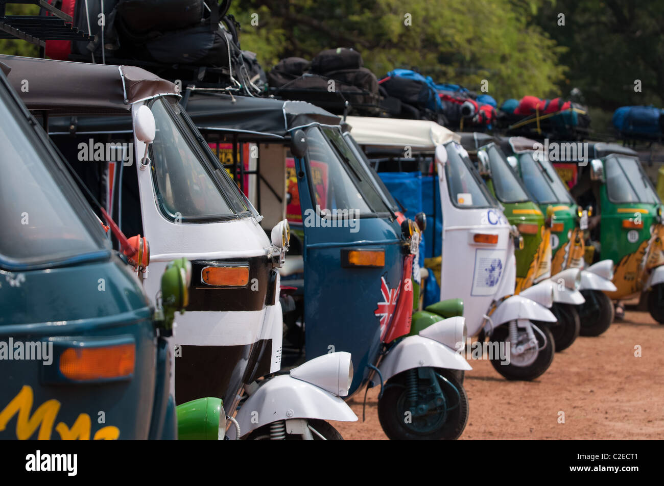 Pimped fino Tuk tuks line up per la partenza il rickshaw esecuzione in India Foto Stock