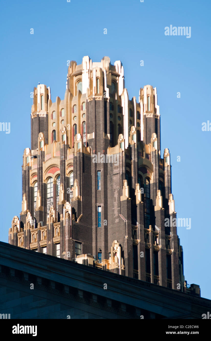 Oro e torre in mattoni di Bryant Park Hotel, cielo blu di sfondo, Manhattan, New York City, Stati Uniti d'America Foto Stock