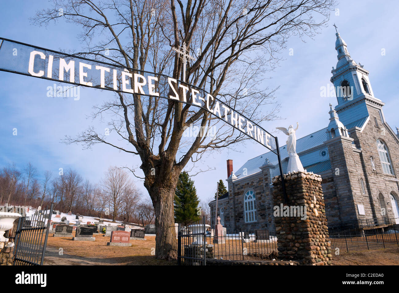 Cimitero e chiesa, Ste-Catherine-de-Hartley, provincia del Québec in Canada. Foto Stock