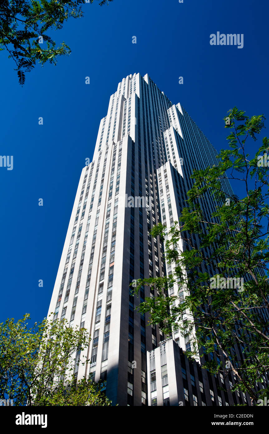 RCA o GE edificio con cielo azzurro sfondo, Rockefeller Center, Manhattan, New York City, Stati Uniti d'America Foto Stock