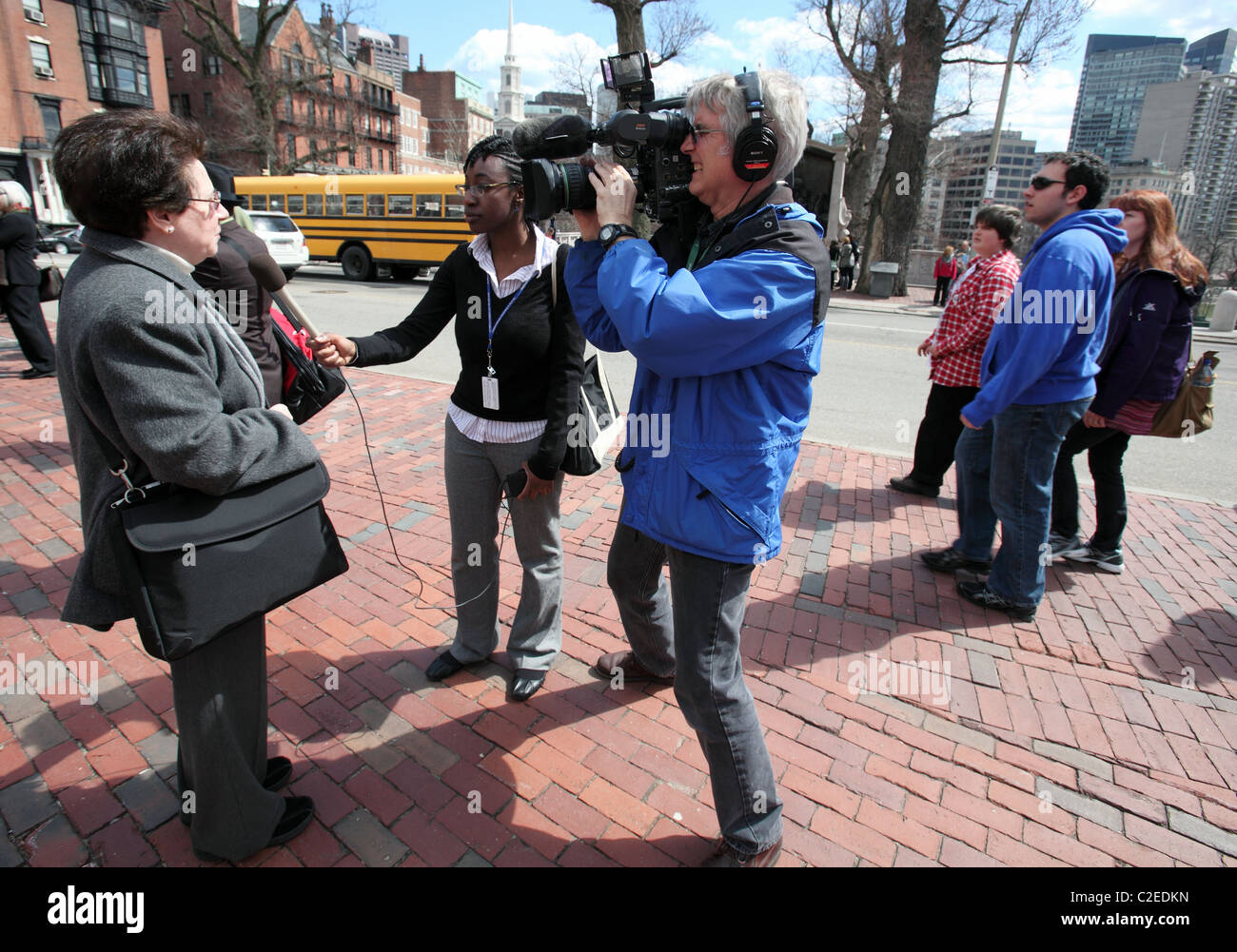 Una televisione news equipaggio interviste una donna su una strada di Boston Massachusetts Foto Stock