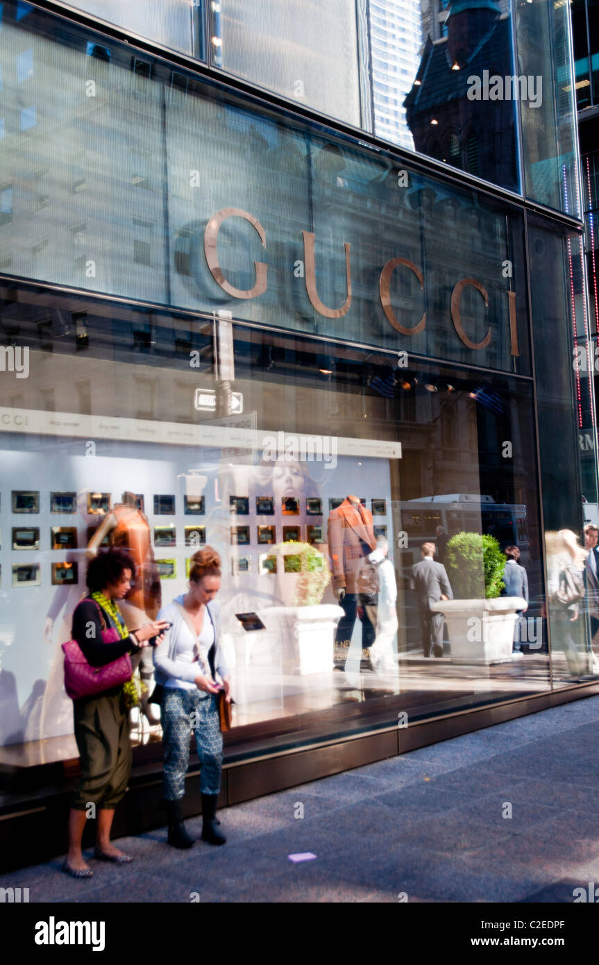 Gucci luxury fashion designer store di Fifth Avenue, Manhattan, New York City, Stati Uniti d'America, shop, moda Foto Stock